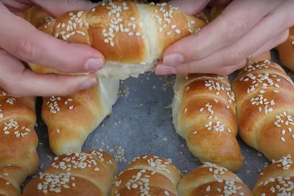 Kidanje mekane domaće kiflice sa susamom