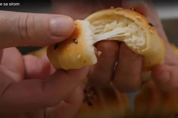 Prelomljena domaća kiflica, mekano i vazdušasto testo