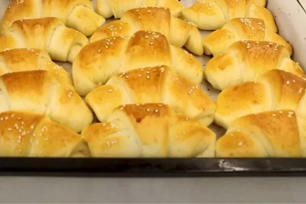 Zlatne domaće kiflice sveže izvađene iz rerne