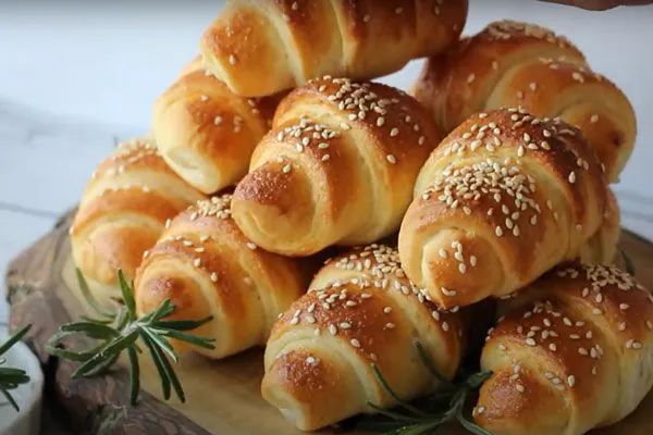 Domaće kiflice sa susamom na drvenoj dasci