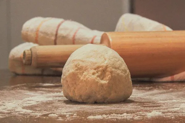 Testo za štrudle sa oklagijom na pobrašnjenom stolu